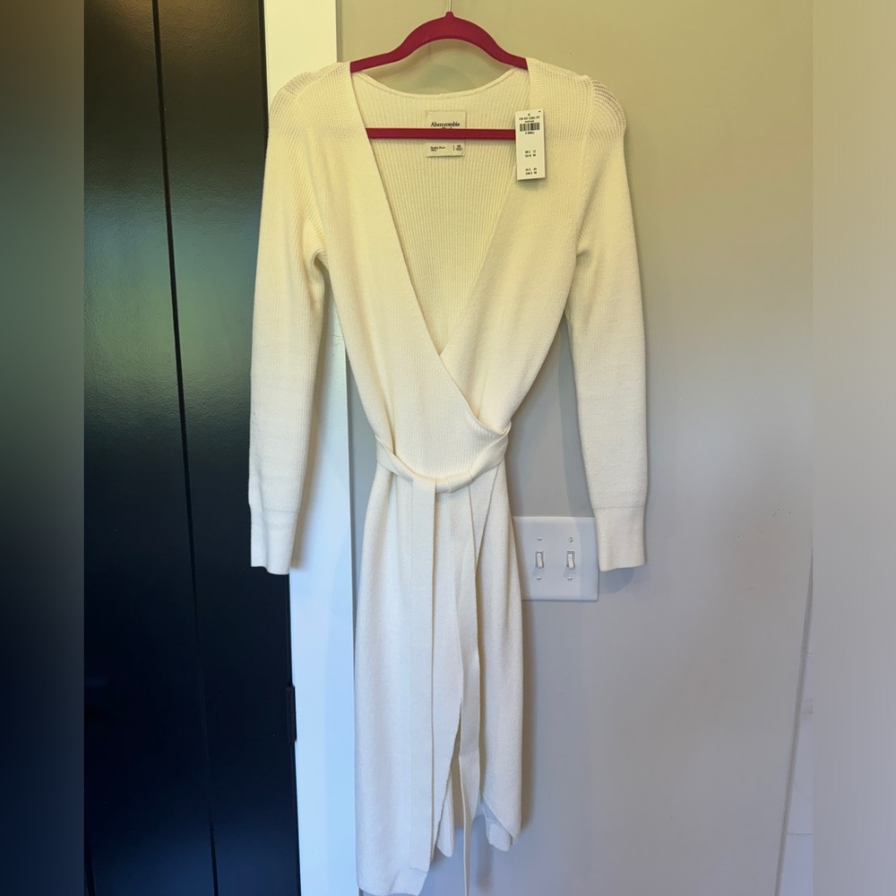 Beautiful Abercrombie and Fitch cream sweater dress!